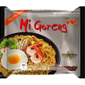 Asiatische Instant-Nudeln mit Garnelen, Ei und Gemüse, asiatischer Geschmack.